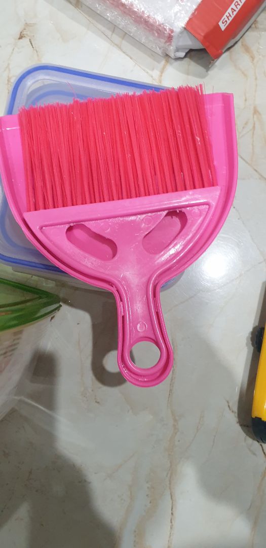 bọc hàng không cẩn thận làm vỡ mata 1 cái. cái chổi nhìn hơi bị lởm