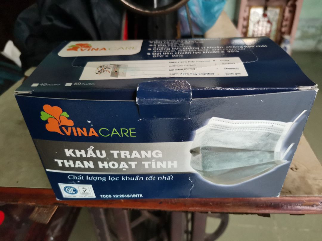 Sản phẩm đúng như mô tả. Khẩu trang đeo vừa vặn khuôn mặt mình không có kẻ hỡ có điều đeo lâu khá đau tai.
Còn nữa là khi hàng giao tới bên ngoài hộp khẩu trang bám đầy bụi cảm giác như là hàng cũ ấy. Bên trong hộp thì sạch sẽ.