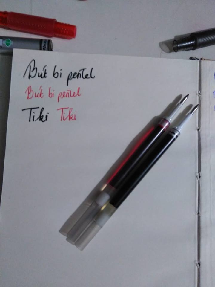 Mình đặt 2 cây, 1 đỏ 1 đen. Cây màu đen thì còn bọc đầu bút, còn cây đỏ thì đã bị mất, nên mình xem thử ruột bút và rõ ràng bút đỏ đã bị mất 1 đoạn. Nhận xét về chất lượng thì mực ra khá đều, đẹp, nhưng cây màu đen nét dày hơn cây màu đỏ cùng loại, và khi viết thì ngòi bút đen hơi lỏng lẻo, không chắc như cây đỏ! Đơn hàng kì này thực sự không hài lòng khi mắc phải nhiều lỗi vặt!