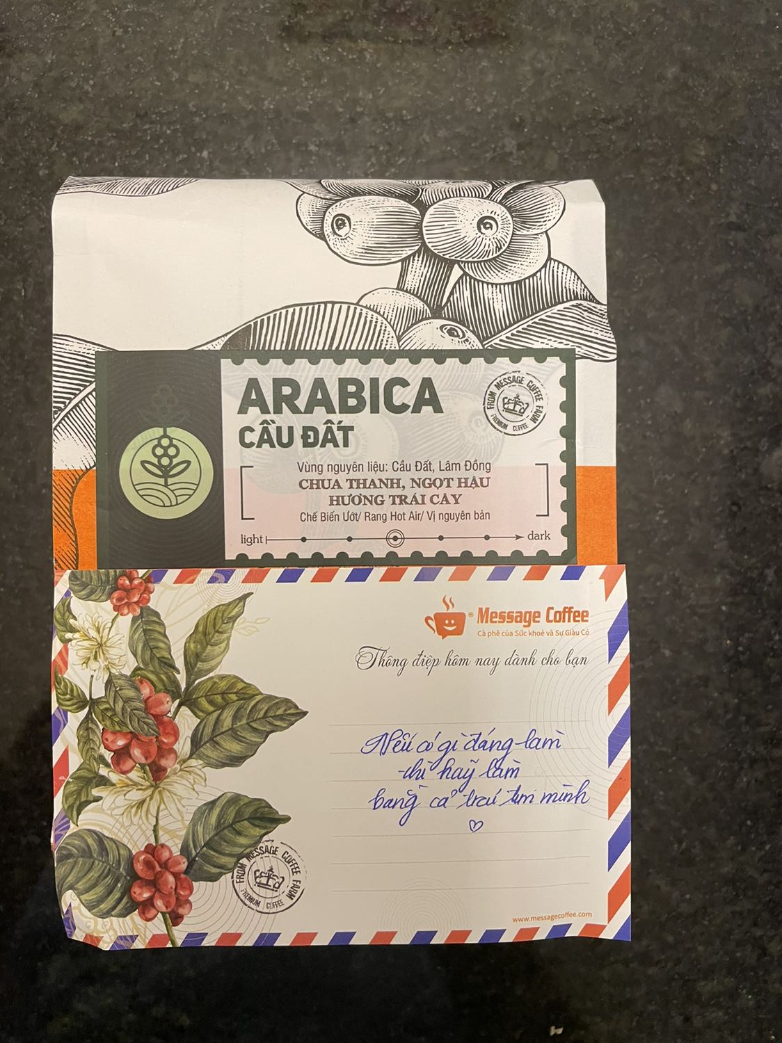 Đóng gói tinh tế và đáng yêu dễ sợ. Từ lời nhắn dán trên thùng gửi shipper cho đến thông điệp gửi khách hàng, kèm theo hướng dẫn sử dụng và bảo quản cafe. Chưa nói đến chất lượng cafe nhưng những chăm chú tiểu tiết cho đơn hàng của các bạn xứng đáng có 5 sao.