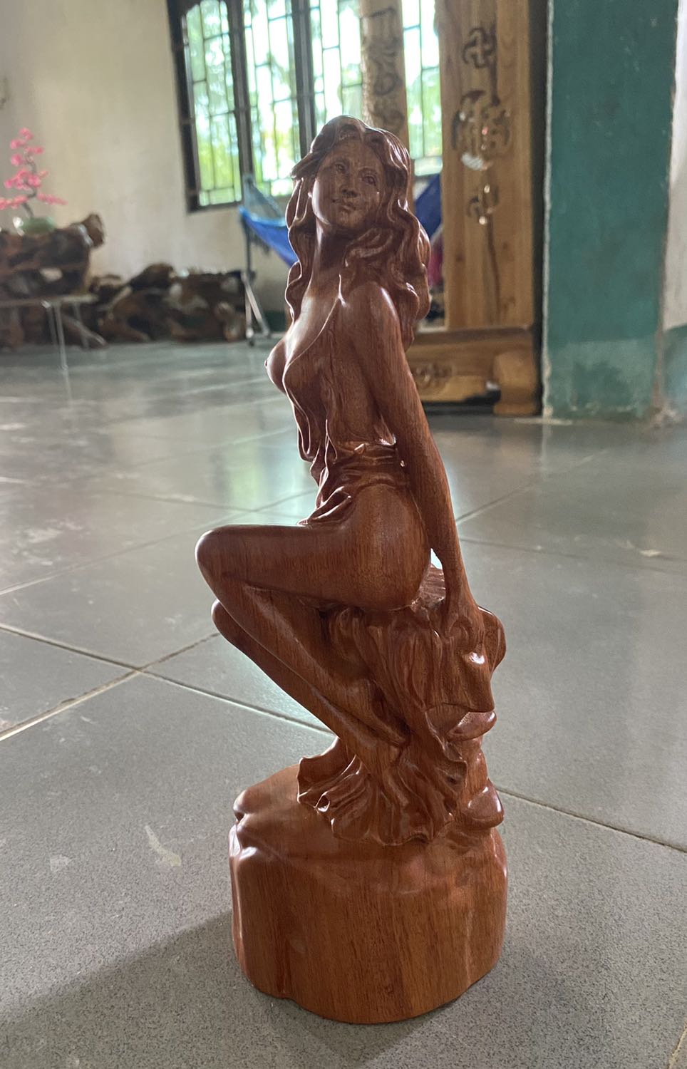 Sản phẩm đẹp, nhìn có hồn, đúng như mô tả. Mình mua làm quà tặng nhưng chưa biết khắc chữ như nào cho đẹp. Nếu shop làm được chỗ khắc chữ trên đế theo yêu cầu của khách thì trên cả tuyệt vời.