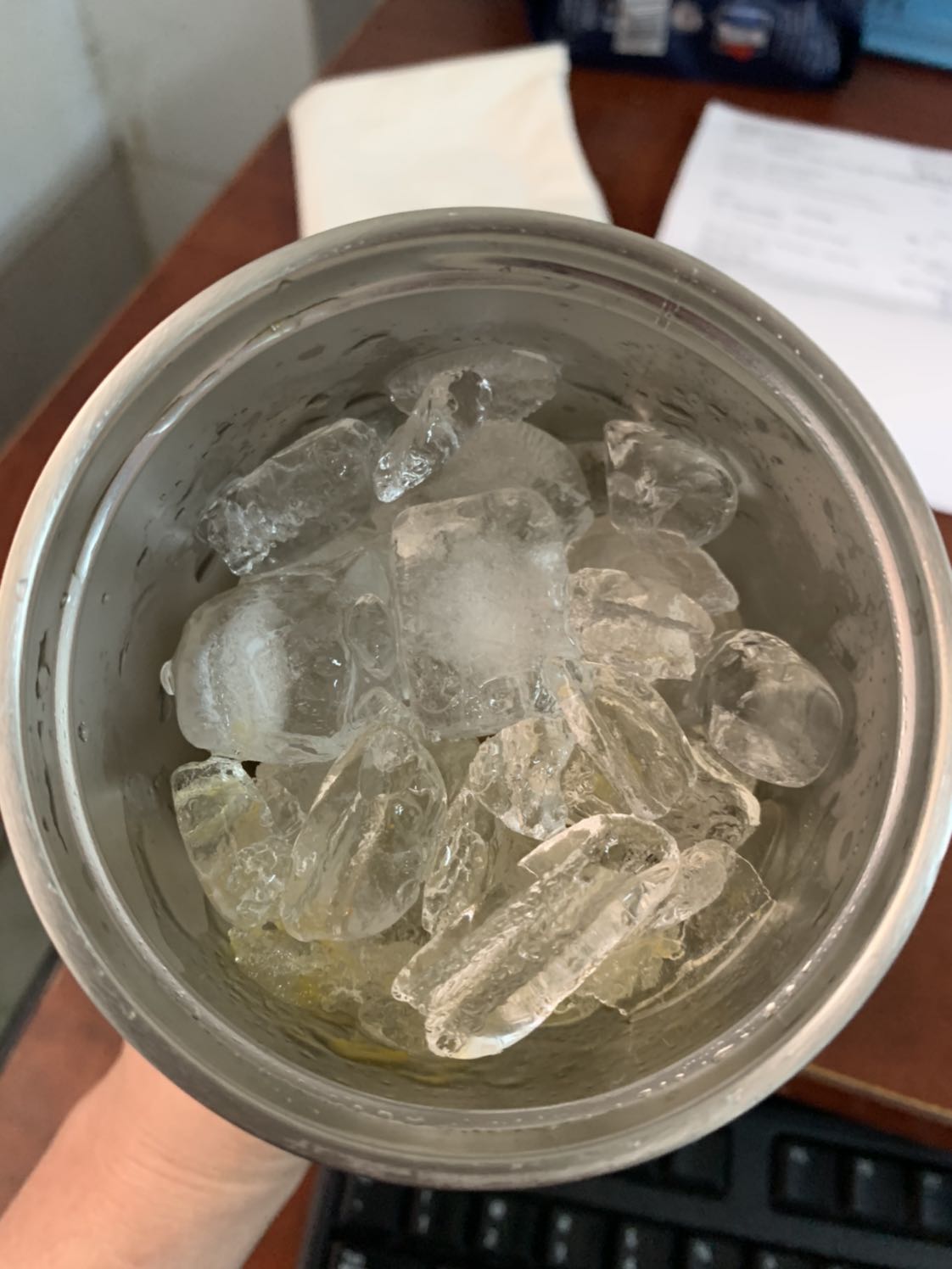 Phải nói là ok khi mua em ly giữ nhiệt này! 
- Bỏ đá từ 7h đến 12h trưa đá tan rất ít và hầu như không đáng kể! 
- Mẫu mã đẹp, săn được giá rẻ hơn 51k so với ly màu đen.
- Xuất xứ: Cộng Hoà Séc nên yên tâm bội phần, cảm thấy an toàn cho sk!
- Hàng Tiki đóng gói thì miễn chê rồi, giao hàng nhanh! 
* Nói chung là: mn nên mua em này! (Vì thích nó quá nên review kĩ kĩ cho ai đó đang đăn đo mua!)🥰