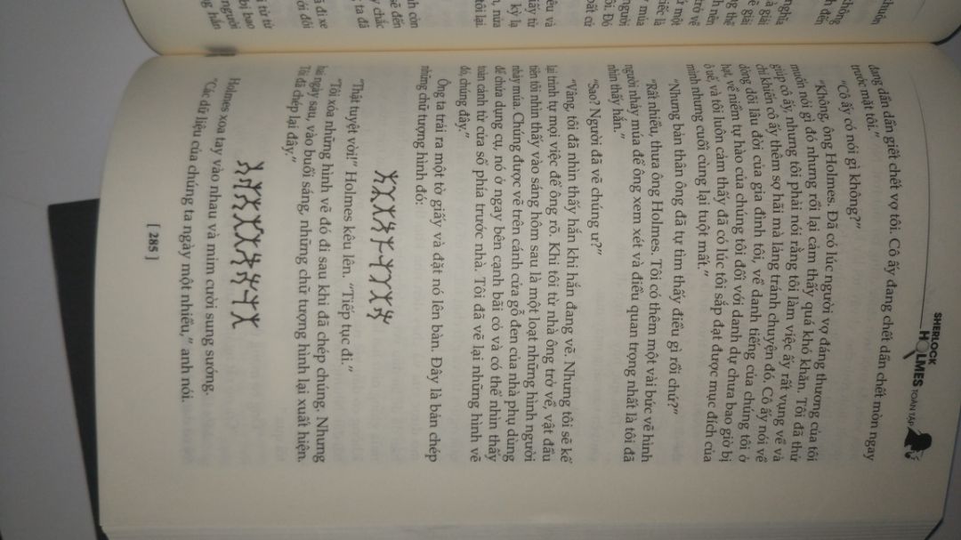 Sách của nxb VH, không phải của nxb PN. Theo như mình đọc thử mấy trang đầu thì sách của nxb PN dịch sát hơn.
Ưu điểm là giao nhanh (1 ngày), sách đẹp, giấy hơi vàng, chất lượng tốt, có hình minh họa "những hình nhân nhảy múa".
Nhược: Truyện sắp xếp không theo thứ tự. Sherlock Holmes trở về ở tập 2 trong khi vụ Holmes rơi xuống vực và biến mất (thung lũng khủng khiếp)  lại ở tập 3. Nếu ai đọc lần đầu thì sẽ nắm được bối cảnh truyện.