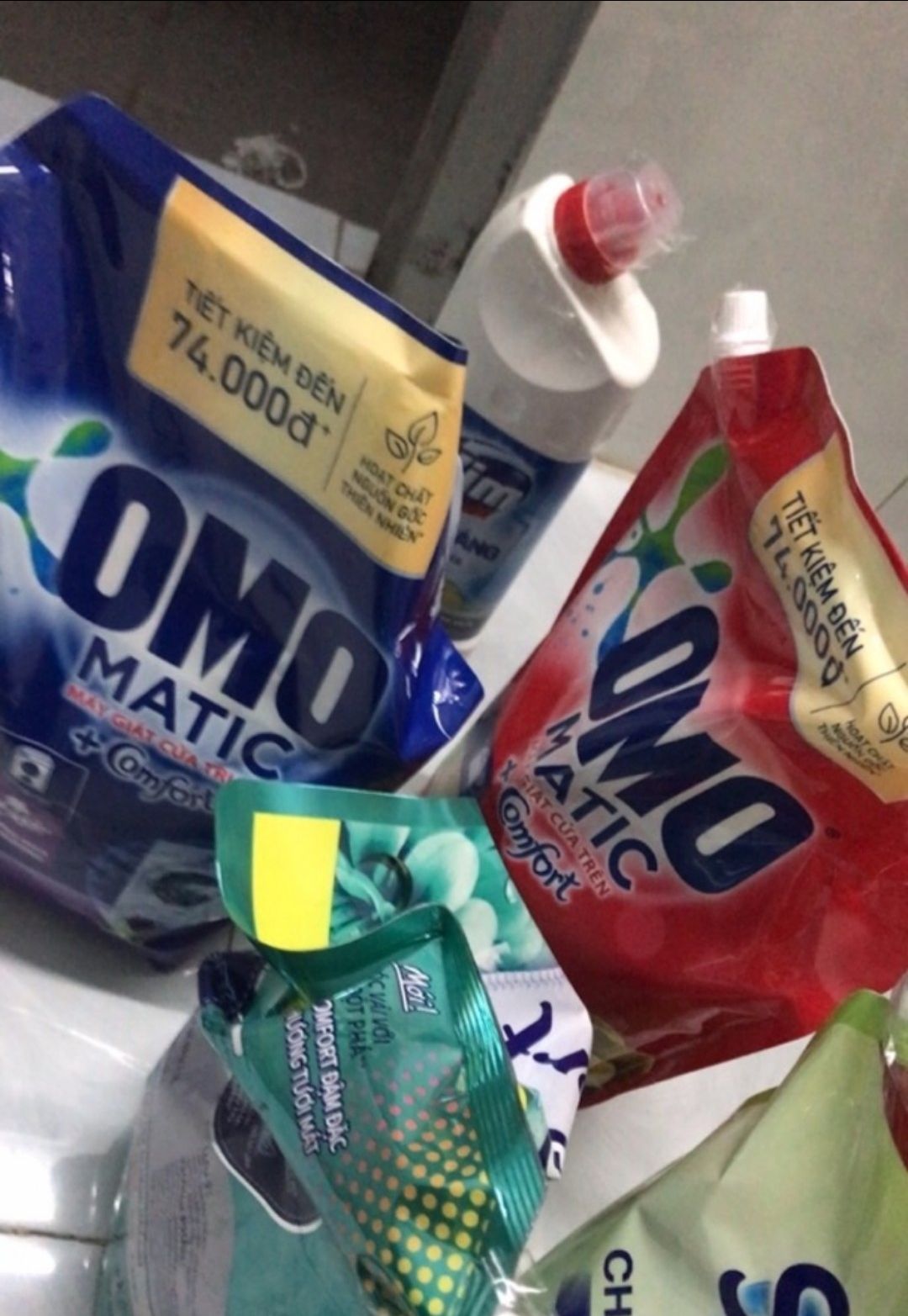 Nước Xả Vải Comfort Chăm Sóc Chuyên Sâu mới sẽ giúp bạn ngăn bạc màu và ngừa sờn vải. Với công thức Ultra Care độc quyền, nước xả vải Comfort thẩm thấu sâu vào từng sợi vải tạo nên lớp màng giúp bảo vệ màu sắc và độ bền sợi vải, cũng như ướp hương ban mai lôi cuốn bền lâu cho áo quần luôn như mới sau nhiều lần giặt.