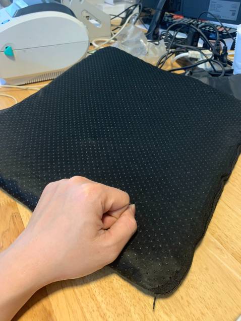 silicon loại này rất mềm chứ ko cứng chút nào, ngồi êm mông, nên mua, sẽ mua thêm cho cả phòng