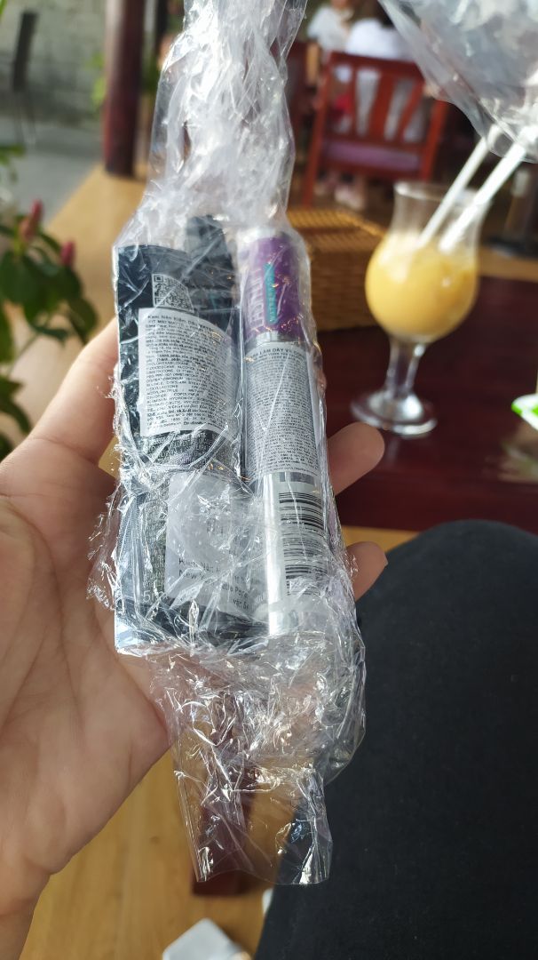 tôi chưa bao giờ đánh 1?
- Thứ nhất bây giờ chính sách chăm sóc khách hàng chưa đc tốt, càng ngày cải thiện càng tệ ( nói chuyện với khách k có chủ ngữ vị ngữ cho dù khách khó tính cỡ nào ) và giao hàng thì không thông
 qua tiki nữa mà giáo trực tiếp tiết nhà bán đến ng mua hàng ( điều này nếu vấn đề hàng k làm khách hài lòng nhiều rồi gọi tới tổng đài thì nv cũng chẳng giải thích đc mặt chỉ đổi hoặc trả hàng, điều này dẫn đến phiền hà cho khách, tốn time ngồi chọn hàng hơn là đi ra cửa hàng lựa trực tiếp là tốt hơn)
- Thứ 2: Mặc dù biết chính sách marketing nhưng cái gì phải rõ ràng. lúc tôi chốt đơn hàng xong là 00:08 phút ngày 12/12 và lúc đó đơn hàng vẫn còn thể hiện là được nhận quà tặng. nhưng đến khi nhận hàng thì đơn hàng k hề có quà tặng. gọi cho tổng đài báo đơn hàng trị giá bao nhiêu bla các kiểu, sau chốt lại một câu đơn hàng của bạn k có thông tin nhận quà tặng. 
ok!! vậy thì tôi trả hàng, bởi vì mua hàng để nhâin quà tặng. nếu khi khách đặt hết quà thì k báo hết quà , đến khi khách nhận hàng k có quà phản hồi thì bảo là đơn hàng k có quà tặng vì số lượng quà tặng giới hạn. 
xin lỗi, tiki bây giờ chính sách ship tùy từng nhà bán một làm quá trình mua hàng k thuận lợi cho khách, thứ 2 giá cao hơn rất nhiều so với *** và shoppe, mặt hàng k nhiều lựa chọn như shoppe và ***. thứ 3 không có chính sách tặng ship giống như shoppe.vậy thử hỏi khách hàng sẽ lựa chọn nhà bán nào tiki? ***? hoặc shoppe? 
tôi hy vọng phản hồi bày sẽ được đăng lên. và nếu k đc đăng lên có nghĩa là các bạn đang che mắt tất cả ng mua hàng chúng tôi.