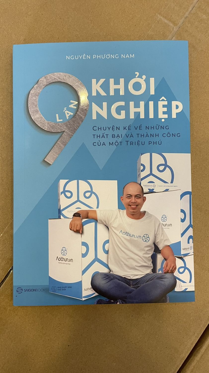 Sách kể chuyện khởi nghiệp chân thật, khác với các sách dịch kể chuyện doanh nhân thường rất lý tưởng hấp dẫn nhưng không gần gũi. Những câu chuyện và đúc kết thực tế như thế này giúp người đọc dễ liên tưởng rồi áp dụng cho công việc của mình. Câu chuyện máy in Thái Lan và chuyến đi Châu Âu rất thú vị, đầy cảm hứng. Khởi nghiệp luôn vất vả nhưng cũng là hành trình đáng để một lần bắt đầu. Bìa sách đẹp, giao hàng 2h rất nhanh.