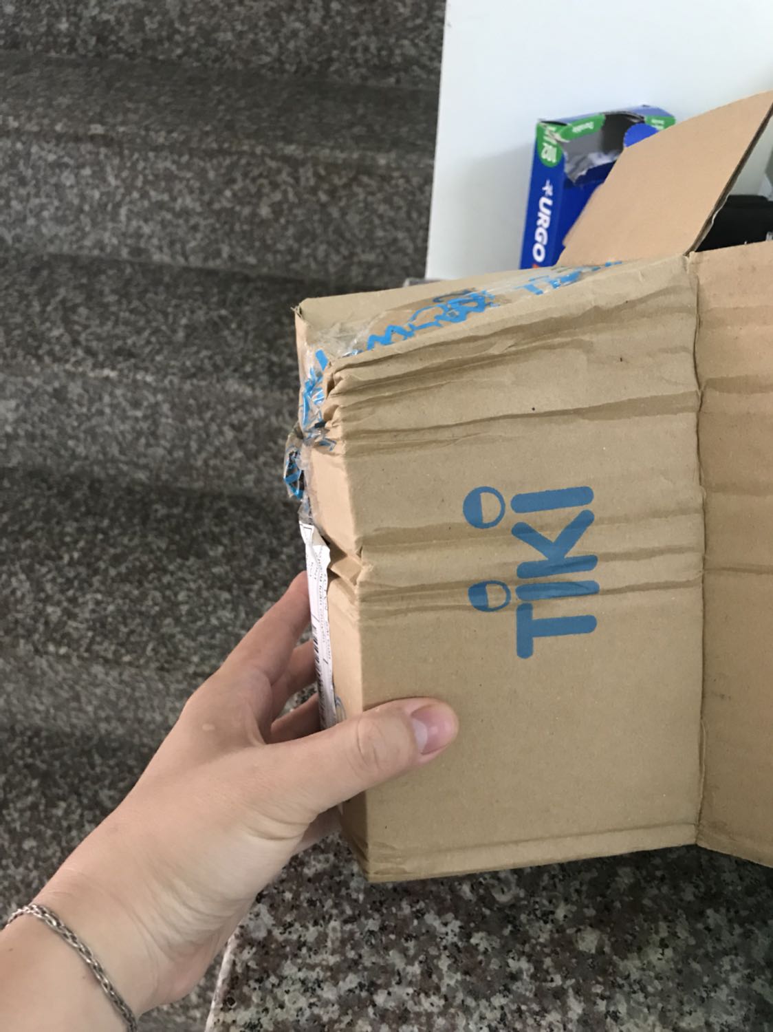 công bằng tý nha. Mình nhận gói hàng ntn có nên cho 5* dc ko? 
May sao Webcam ko bị ảnh hưởng j.
Chứ mắc công gọi đt tổng đài đổi trả phiền phức, mất thời gian.
Tiki nên rà soát lại khâu vận chuyển lại đi, mất khách hết....