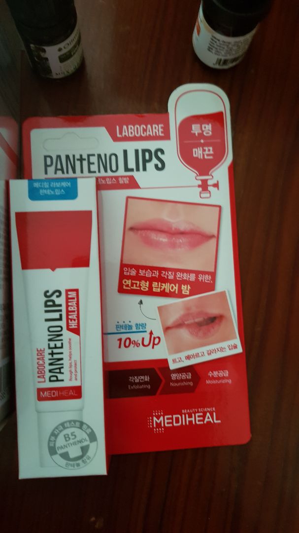 mùi sản phẩm thơm nhẹ. đã từng dùng e này, làm mềm môi. shop ship hàng nhanh