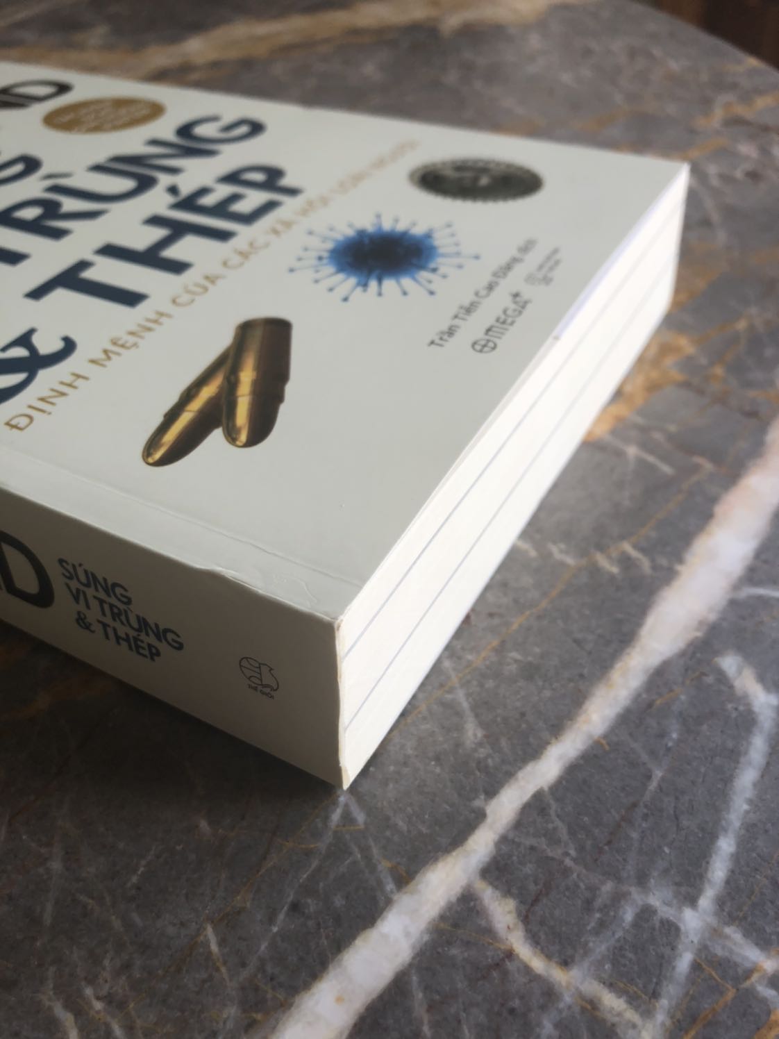 Gáy sách bị méo móp. Bìa trầy xước, hơi bẩn, nhìn không mới cho lắm. Không biết đây là do bên vận chuyển hay bên đóng gói sách nữa. Phần ruột nhìn tương đối mới nhưng phần bìa cầm không hài lòng tí nào. Mong Tiki lần sau chú ý hơn!