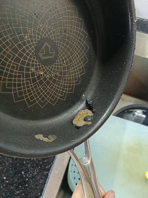 Lớp chống dính đồng ý rất tốt, tuy nhiên sau 8 tháng thì ố dề luôn, thế này