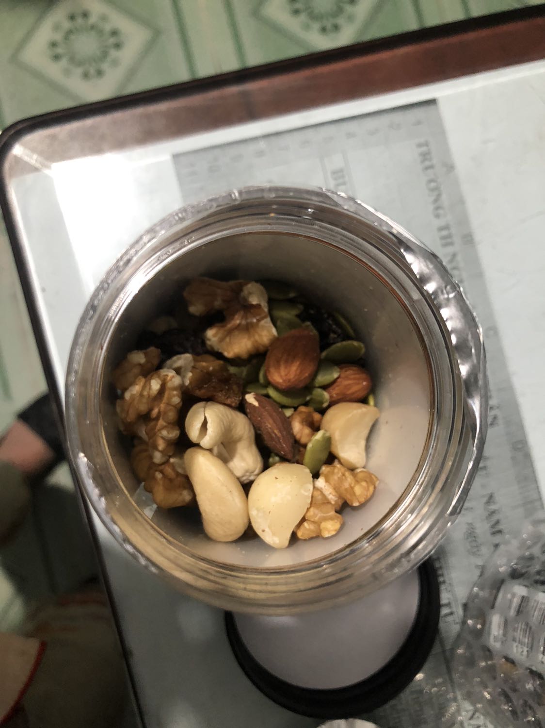 Date ngày 28/3 mà chỉ có hạt bí và nho là ok còn lại hơi mềm. Nói chung là tạm đc chứ ko ngon lắm. Vài lời cho người nào cần vì mình cũng hay đọc cmt xong mới mua