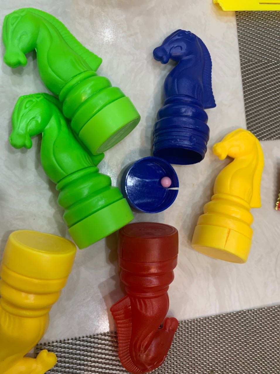 Mình vừa nhận sản phẩm xong nhưng chân của các quân cờ đều bị nứt. Cảm nhận sản phẩm không tốt, nhựa không bền.
Shop giao cho mình sản phẩm lỗi.