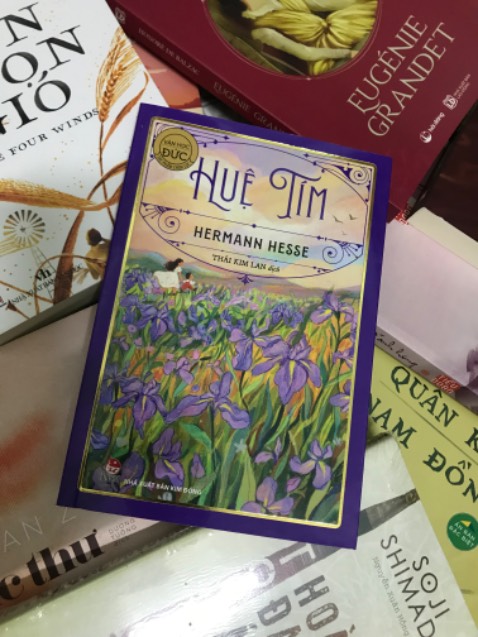 Sách mỏng. Bìa bắt mắt. Một màu tím ngút ngàn, đẹp đến mức chỉ muốn cắt bìa, đóng khung, treo vào phòng ngủ. 

Nghe mấy cây đa cây đề trong nhóm sách Hội Văn Học Kinh Điển khen và đánh giá cao tập truyện cổ tích này của văn học Đức nên mua về đọc thử.

Hy vọng là cả 5 truyện ngắn đều hay. 

Giờ tớ đọc đây. Nếu các bạn ghét đợi review, mua luôn đi. Sách của Kim Đồng thì giá siêu “hạt dẻ”, thêm mã flash sales nữa, giá chỉ còn bằng tiền mua 1 ổ bánh mì. À, nếu so giá bánh mì Huỳnh Hoa  ở đường Lê Thị Riêng, thì tiền mua Huệ Tím chỉ mua được nửa ổ thôi nha.