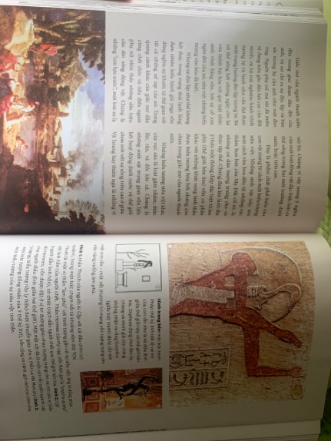 Bạn nào thích tác giả Carl Jung mà muốn đọc quyển này thì nên tìm bản dịch của người dịch khác nếu bạn không phải 1 người có chuyên môn cao về tâm lí/tâm thần học. Thật sự mình thấy chủ đề rất hay nhưng bản dịch của Mai Sơn quá khó hiểu, cảm giác ngôn ngữ đậm chất hàn lâm (hoặc các từ Hán Việt..) nên đọc rất khó, không phù hợp với người đọc phổ thông. Dù là sách tiếng Việt nhưng vừa đọc vừa phải tra từ điển liên tục khiến trải nghiệm đọc sách không được như mong muốn.
Về hình thức thì sách rất đẹp, bìa cứng, nặng, tranh ảnh minh hoạ in cũng khá nét và đẹp. Nếu có thêm bookmark thì quá ok.