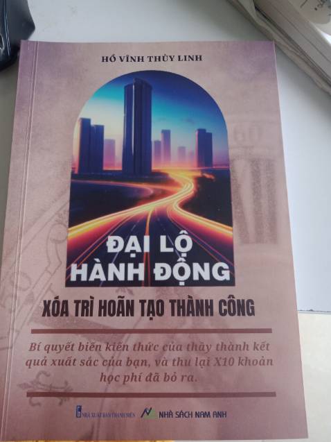 Sách vừa gửi về là mình đọc ngay sách trong vòng 3 -4 tiếng xong hè. Công nhận là " Đại lộ Hành Động". Một cuốn sách thúc giục độc giả hành động, hành động một cách khẩn thiết, hành động không chậm trễ. Không triết lý sâu xa nhưng đầy bài học trải nghiệm từ chính cuộc sống của tác giả. 
Cảm ơn tác giả đã thúc đẩy mình. Cuộc sống không có chỗ cho trĩ hoãn. Hành động cho đến khi tạo kết quả xuất sắc, chứ không chỉ là hoàn thành ạ.