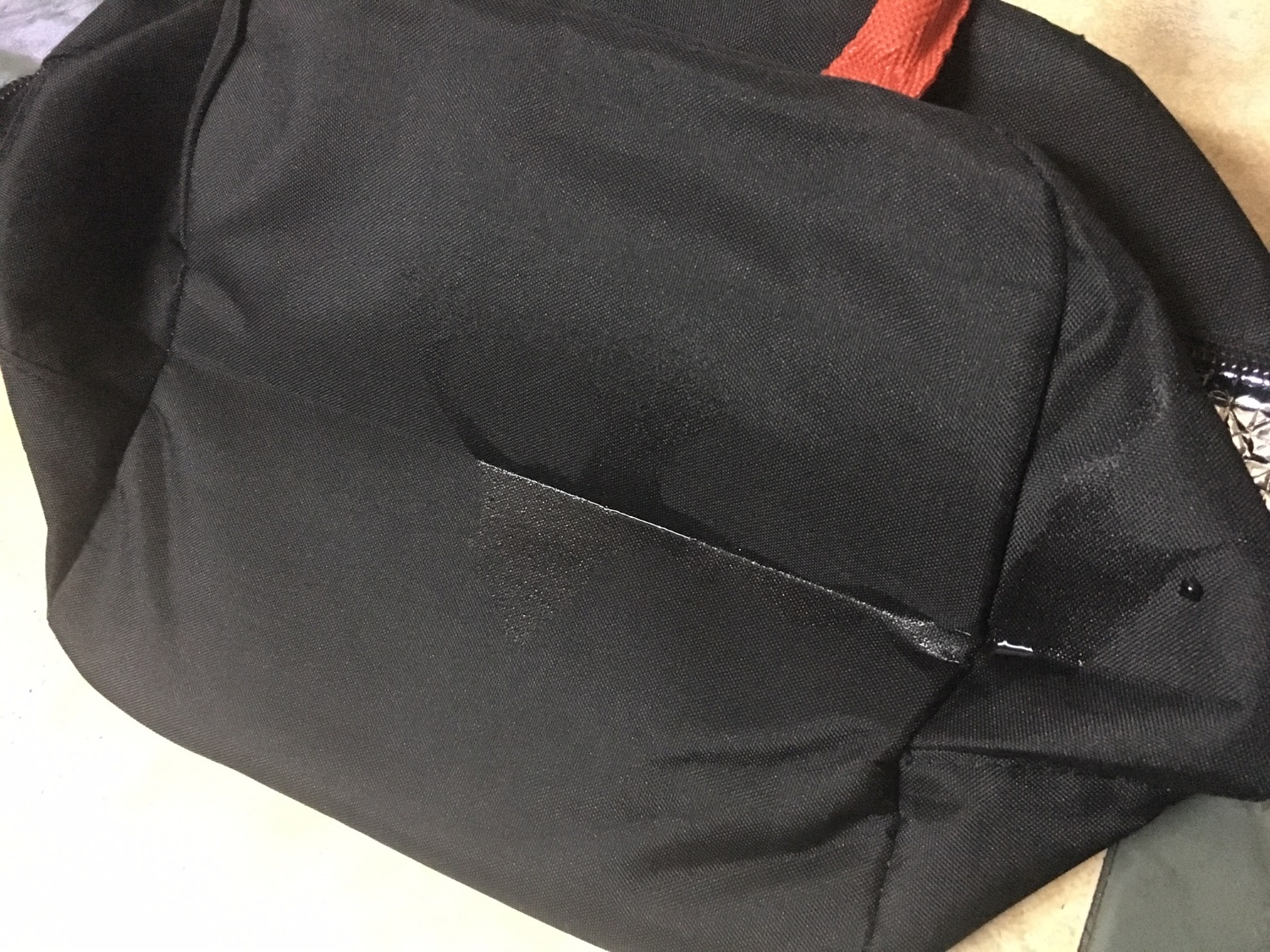 Tổng quan túi nhìn ok:

- Lớp vải ngoài thấm nước, được cái mau khô.

- Lớp  bạc phía trong may dính vào lớp ngoài nhe chứ không phải rời.

- Đường mày hơi thưa hem thấy chắc chắn lém.