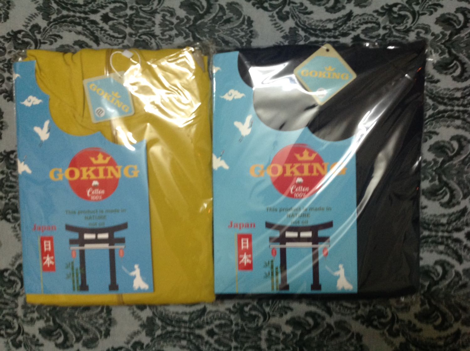 Nghe mọi người đánh giá vải thun mỏng nên mình mua thử 1 áo. Mình đã giặt và mặc hơn 1 tháng cảm thấy rất hài lòng. Nên mua thêm 1 áo nữa. Theo đánh giá riêng của mình thì vải không mỏng. Khoác nhẹ vì vải 100% coton nên hút mồ hôi rất tốt. Áo may đẹp, đường may kỹ. 2 túi ngoài có dây kéo. Bên trong có 2 túi lớn + thêm 2 túi nhỏ có dây kéo thích hợp bỏ điện thoại, tiền khi đi công việc không cần mang theo giỏ or ví