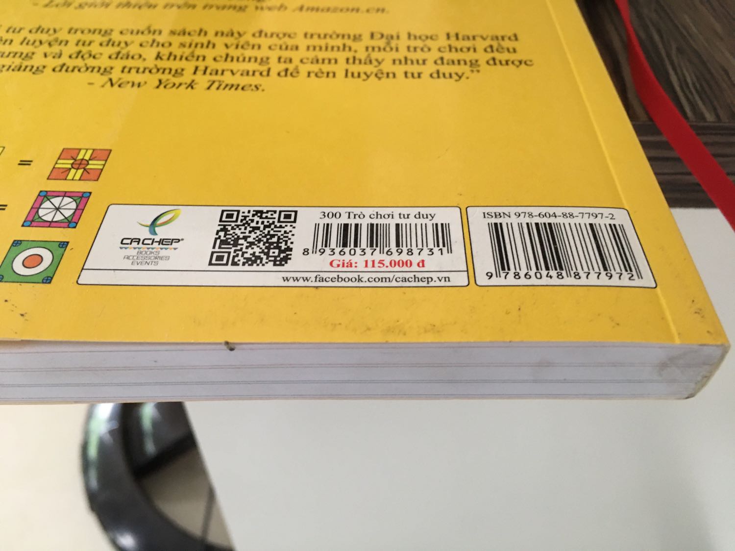 Lần này em hơi thất vọng xíu vì sách Tiki giao ở phần mặt sau bị trầy và dính bẩn khá nhiều. Phần mặt trước, chữ, thứ tự trang và màu của sách không hề bị lỗi nên em nghĩ sự cố này là do sách em mua nằm ở cuối nên bề mặt sách tiếp xúc với cái kệ khá nhiều gây ra trầy xước. Mong Tiki để ý hơn? Còn nội dung sách thì khỏi bàn nhaaa. Hay, thú vị và cải thiện tư duy rất tốt. Mọi người nên mua về để giải trí ok lắm đó!??