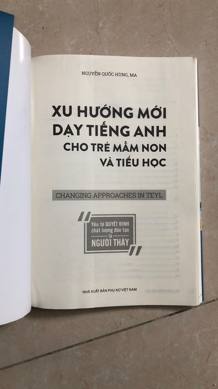 Bìa bọc ở ngoài không thấy có tên mặt hàng, bị hở 1 đầu. Bìa sách hơi quăn, chất lượng giấy hơi bị tối, thôi cho 4 sao.
