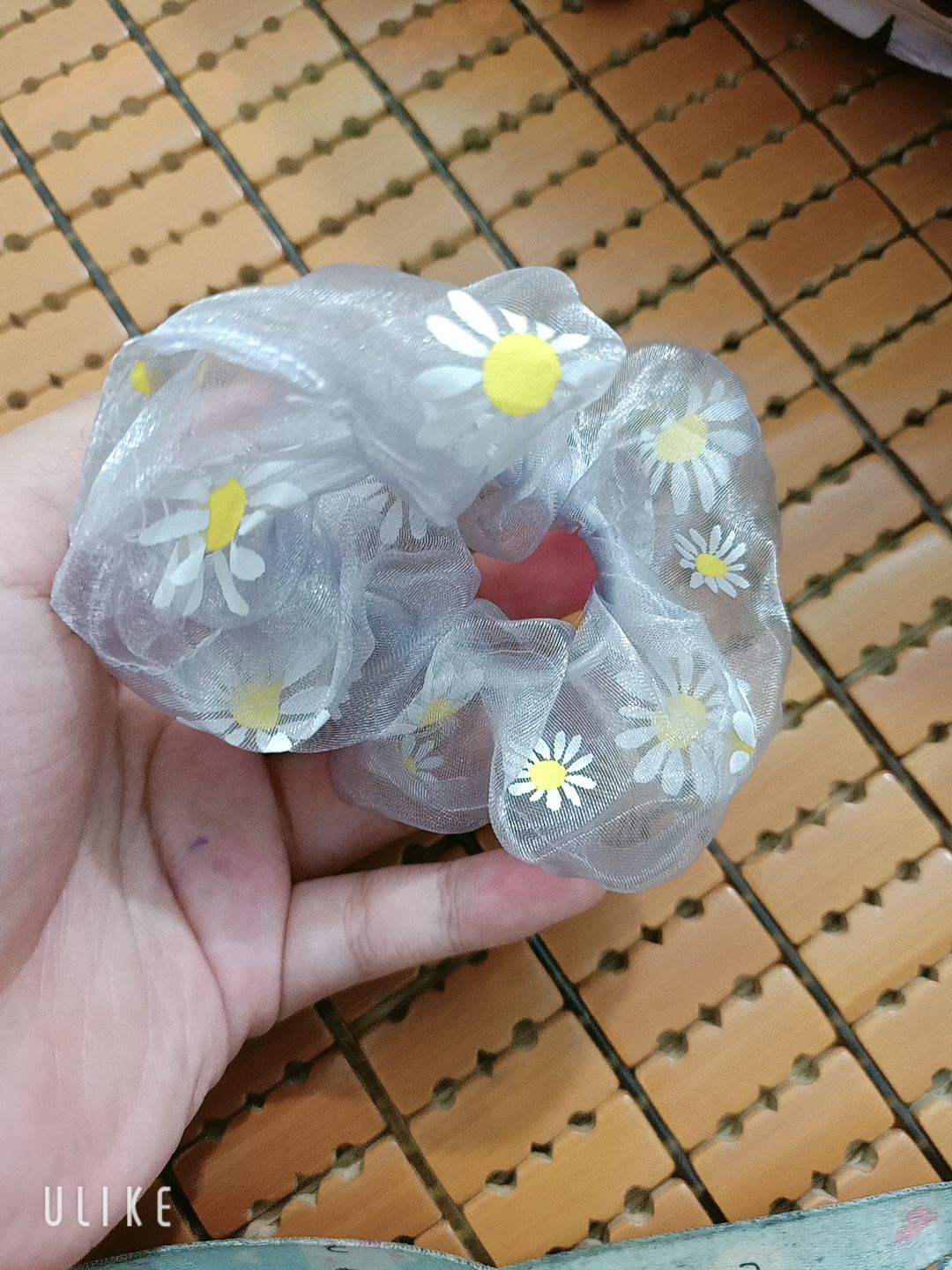 Scrunchies đẹp , ship nhanh hơn dự kiến. Dự kiến là thứ 4 nhưng mới thứ 2 đã ship rồi. Dễ thương lắm lun á ?