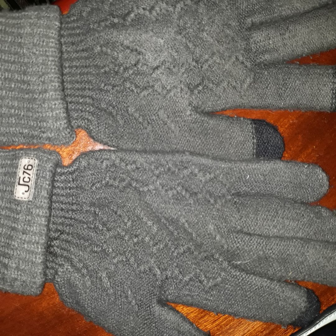 khá hài lòng. găng tay dày nên cảm ứng điện thoại không được nhạy lắm. kiểu đẹp như hình. có thể sử dụng kiểu găng lửng. gói hàng tốt.