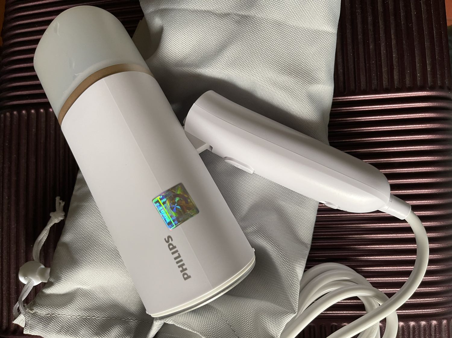 Bàn ủi nhẹ, mày sắc sang trọng, có thể gập lại được nên tiết kiệm diện tích khi đem theo. Có túi đi kèm chống trầy xước. Hơi nước rất nóng, đồ mau thẳng. Chỉ có 1 lưu ý là xài xong còn nước phải đổ hết nước ra. Nếu không nước sẽ rỉ ra ngoài nếu đặt nằm nghiêng!