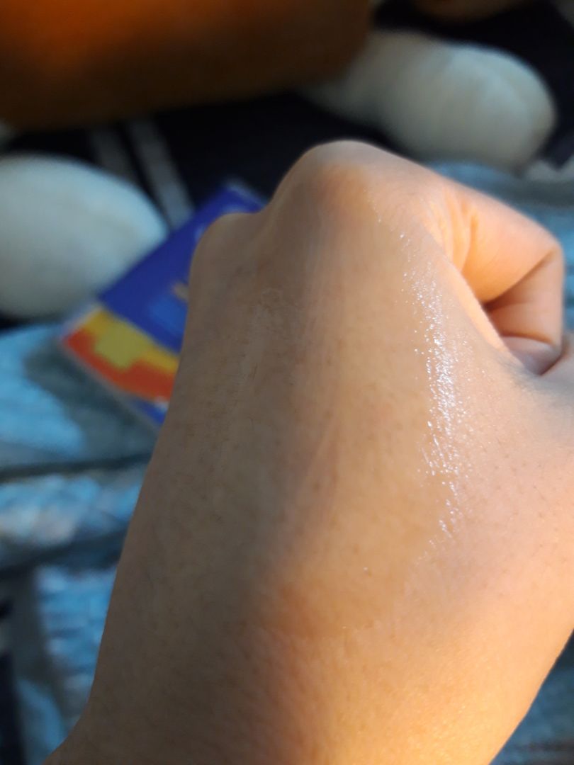 E này rất dịu nhẹ, màu nâu nhạt, dạng gel thạch mỏng, dễ tán. Thấm nhanh.
Vì e nó có chiết suất thực vật nhiều nên sẽ có một số làn da dị ứng vs chiết suất thực vật. Nên an toàn nhất thì mk nghĩ mn vẫn phải patch *** trc. Lại còn một vấn đề về chiết suất thực vật là bảo quản. Phải bảo quản ở nơi thoáng mát. Vs nên dùng nhanh cho hết, vì hạn mở nắp ngắn.
Nếu ai k bị dị ứng vs chiết suất thực vật thì mk thấy em này hợp vs mọi loại da kể cả da mụn luôn. Riêng vs các bạn da khô thì mk nghĩ là k đủ đô.