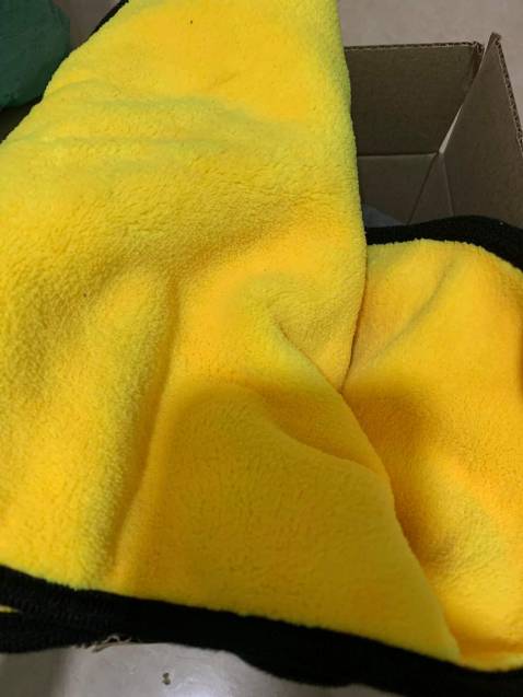 Shop giao đủ hàng, khăn dày, xịn thật sự. Viền may cũng xịn luôn. Lau xe cũng không để lại vệt nước thật. ưng quá