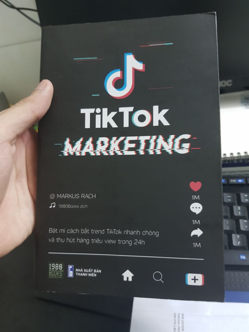 Vớ va vớ vẩn. 2/3 cuốn sách là giới thiệu về nền tảng (tôi skip vì ko quan tâm). 1/3 còn lại nói về một số vấn đề marketing NHƯNG hời hợt và đôi khi ko hiểu tác giả đang muốn truyền tải nội dung gì.
Sách ko có gì để đọc.
Dịch thì ném lên google mà ko trau chuốt.
Tóm lại, cuốn này không nên mua.