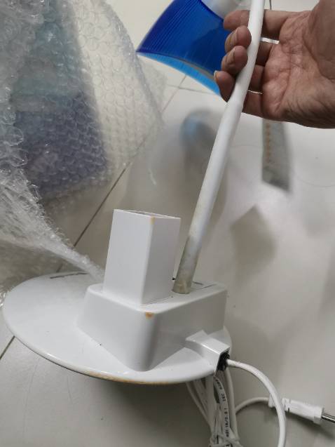 Hàng mới mà như nhặt ở bãi rác vậy. Vừa bẩn, bụi bám đầy. Thùng giấy bao bì thì rách nát.