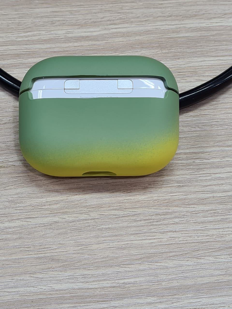 Lần đầu tiên mua hàng của shop này, thấy có giảm giá + màu yêu thích nên quất luôn, màu sắc của sản phẩm y như hình, case khá chắc chắn, ôm vừa vặn hộp sạc, khá ổn