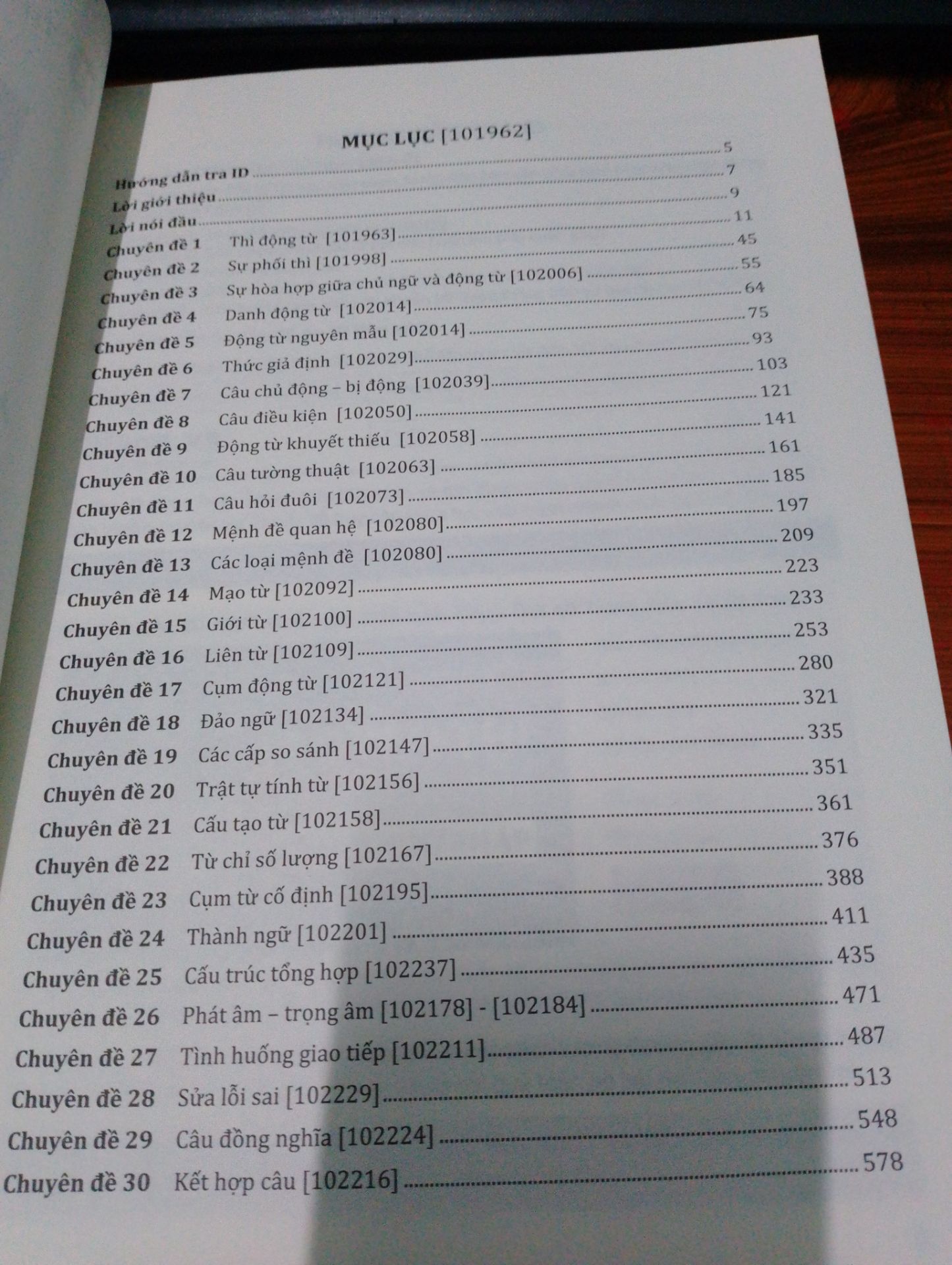 lần đầu mua của shop rất chi là OK nha, sách chính hãng đàng hoàng. Nhưng mà e góp ý một xíu là shop nên gói thêm một lớp chống sốc nữa. Cũng may giao tới ko sao chỉ hơi nhăn ở một góc nên bỏ qua, sách dày lắm, in chữ rõ ràng, trả id cũng đơn giản nên mua nhen