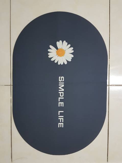 Thảm khá ok với giá tiền, chống trượt tốt nhưng vẫn ko thấm nước khô hoàn toàn bàn chân nhé (mình chỉ đi vào sàn wc rồi đi ra chứ ko dội ướt cả chân chèm nhẹp đâu, lát sau quay lại thử chỉ giậm lên thì thảm vẫn còn nước ướt chân khi giậm qua khăn kế bên), hơi buồn vì họa tiết và màu sắc ko như ý muốn, giao nhanh gói kỹ, shipper nhiệt tình vui vẻ thân thiện, thanks all