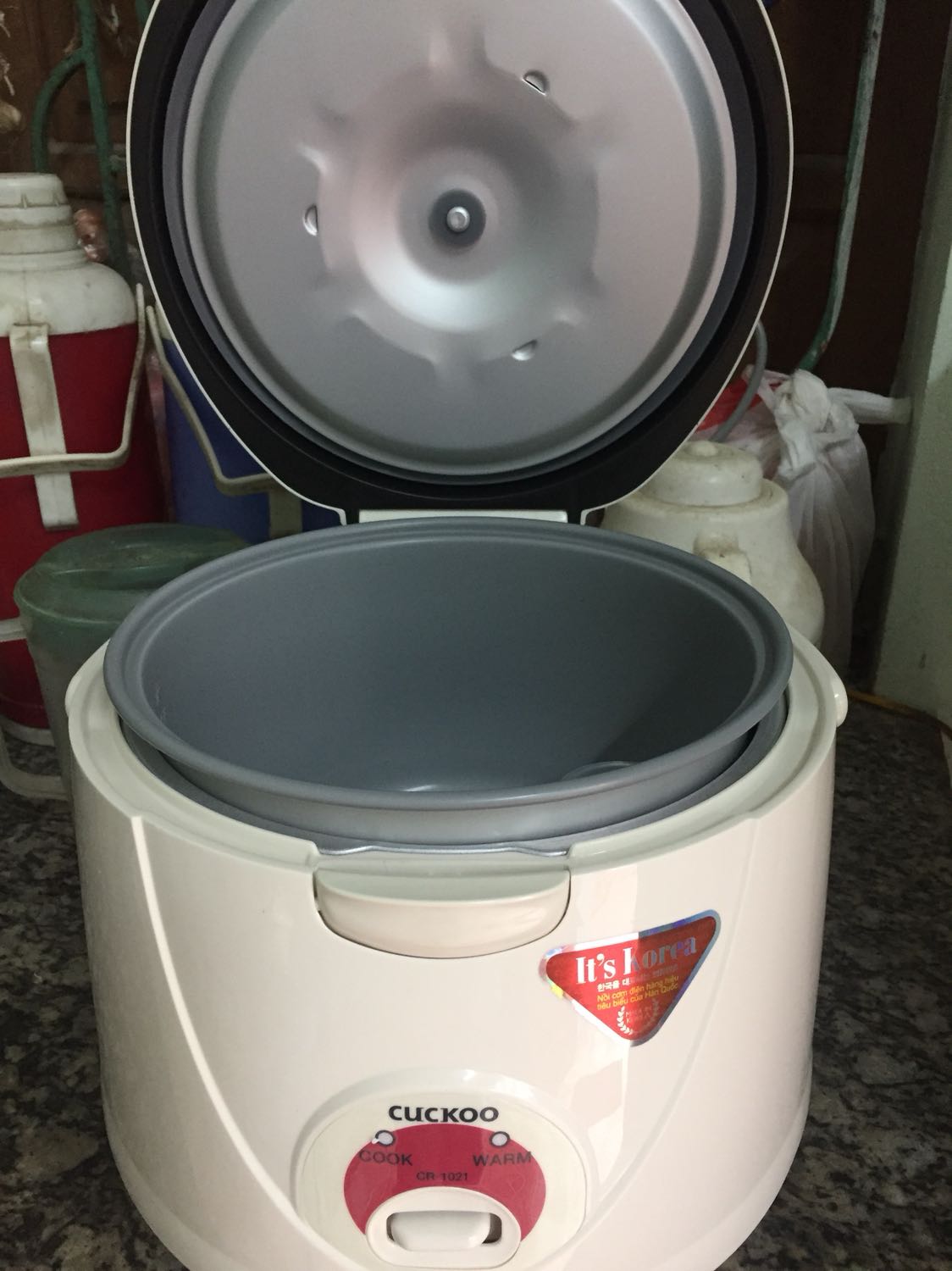 Nồi đẹp như trong ảnh nhưng mình thất vọng vì ruột nồi quá mỏng. Nấu cơm ăn cũng bình thường. Thấy không xứng đáng với giá tiền.