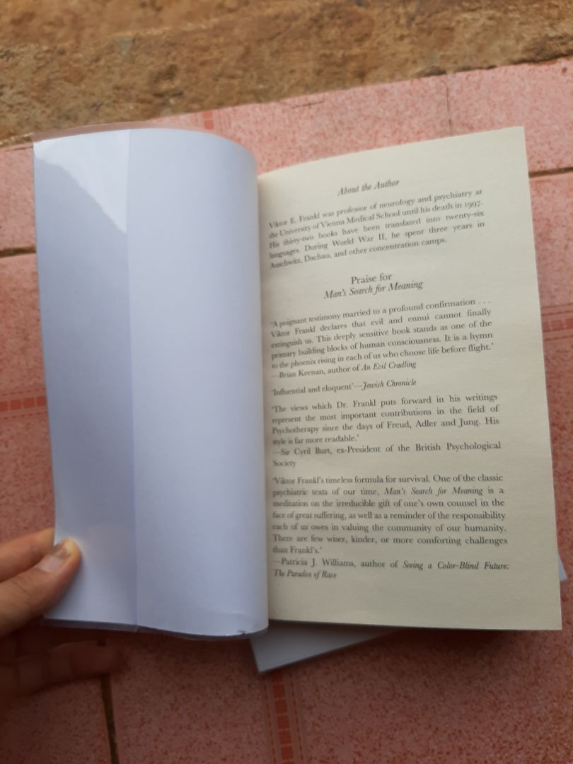 Rất thất vọng về chất lượng giấy của sách, giấy vàng màu, có mùi.