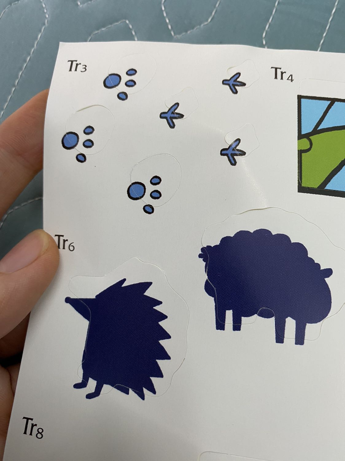 Các hình dán khó bóc do vết cắt ko tinh, cắt xuyên cả nền và ko đứt hết gây rách khi bóc, người lớn phải bóc khéo mới được. Có quyển còn cắt sai làm hỏng cả quyển sách