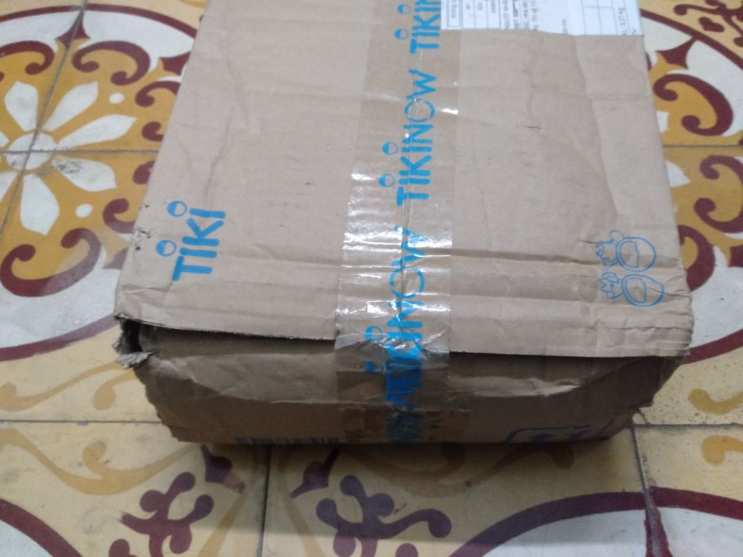 hộp bị nát, và rách, thiếu quà tặng móc khoá từ nhã nam ☹️, shipper giao hơi lâu, may sách  k bị tổn hại nhiều