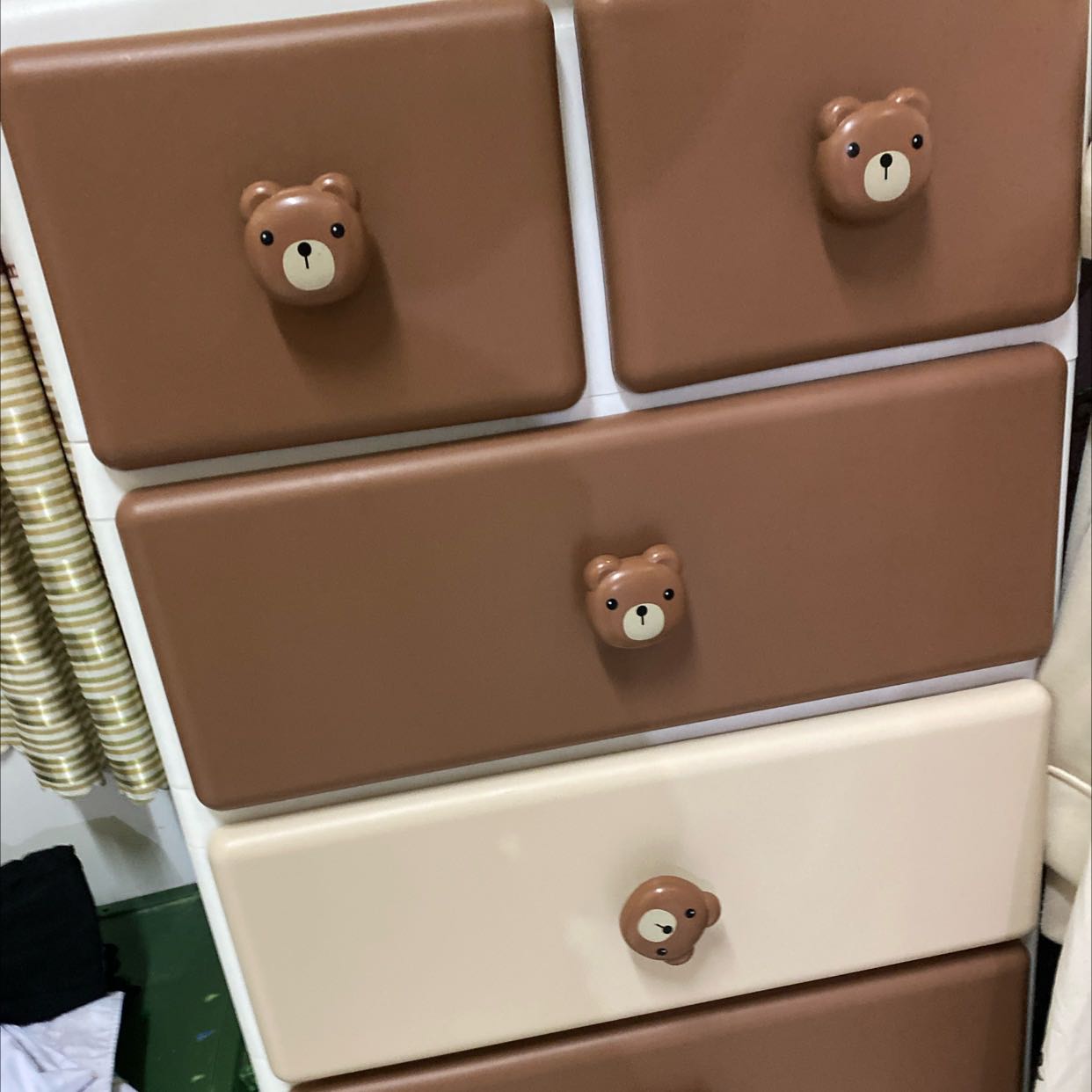 tháo lắp thì khá dễ dàng nhưng bản hướng dẫn làm không chi tiết lắm nên hơi khó , nhựa thì cũng khá ok không quá tệ đâu