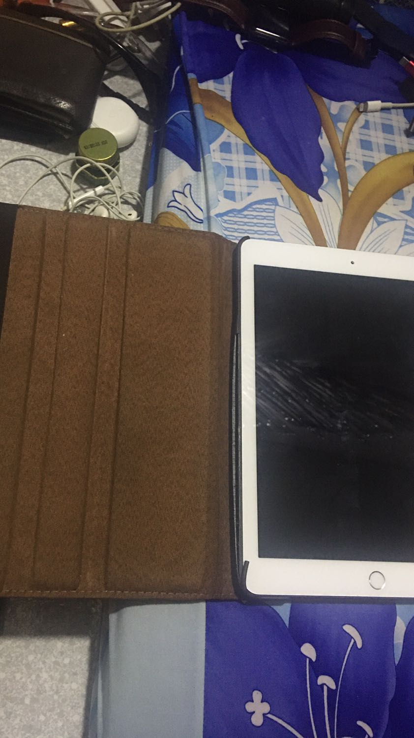 Mới mua xài chưa được 1 tháng là bị tróc da hở keo rồi tiki ơi! Hàng lỗi rồi á!