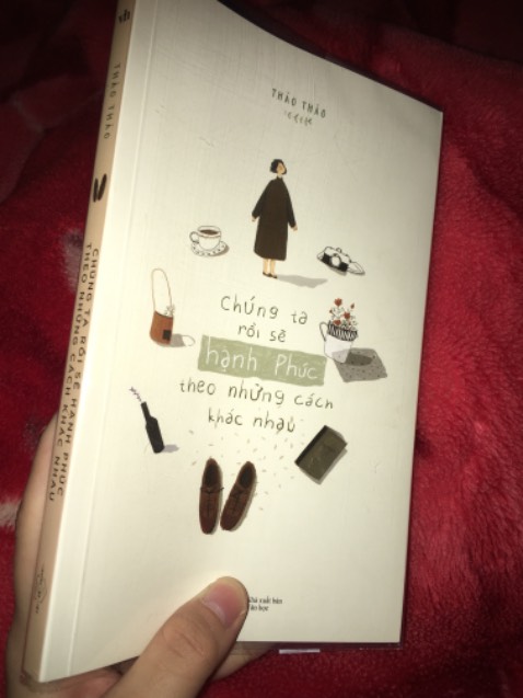 Nội dung cuốn này kiểu về hướng chữa lành dành cho những ai đang cảm thấy lạc lõng trong cuộc sống của chính mình nhưng theo mình thấy thì sẽ thiên hướng về tình yêu nhiều hơn có thể nói là phương thuốc tạm thời cho những con tim nhạy cảm, câu từ ngắn gọn nhẹ nhàng không nặng về ngôn từ nên đọc câu nào là thấm câu đó 
Tập cũng mỏng không dày như t mong đợi chấm quyển này 8/10
