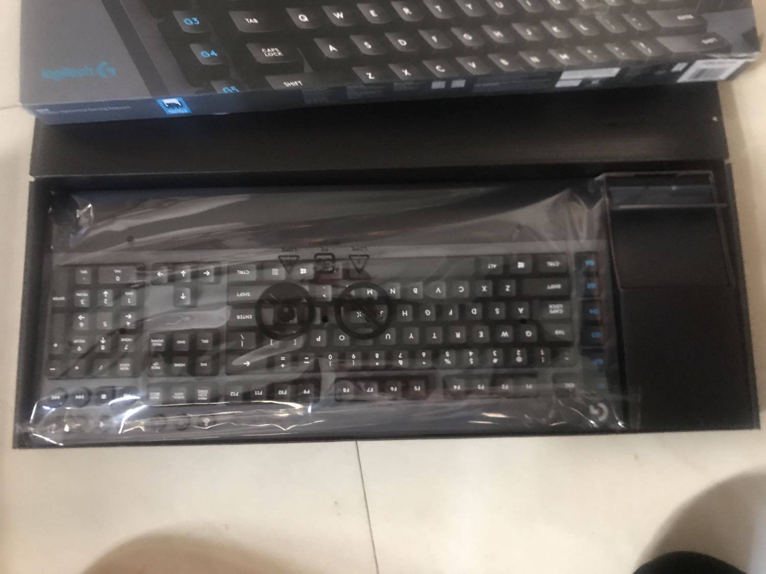 Mình nhận đc hành có phần vỏ ngoài bị rách một chút, bên trong có dấu hiệu đã bị bóc từ trước và một điều đặc biệt là mình ko tìm thấy kết nối usb trong hộp, đáng ra phải nằm ở nhần nắm pin và muốn đc hỗ trợ