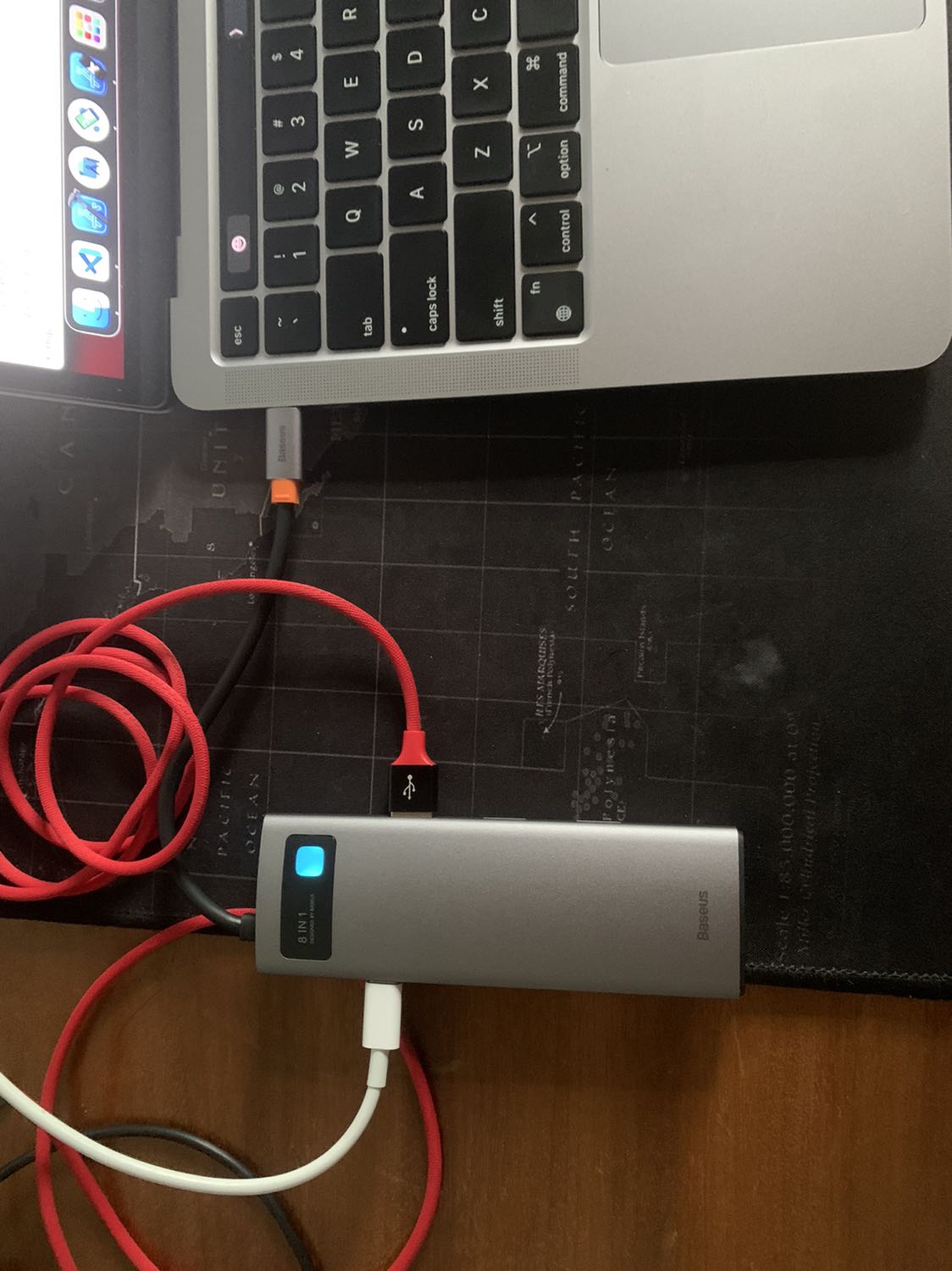 Tuy hộp hơi cũ.
Nhưng bên trong như mới.
Có đè báo nhận nguồn.
Có chỗ gắm cất để bảo vệ đầu type c.
Đã thử tốt với khả năng sạc macbook + và usb.