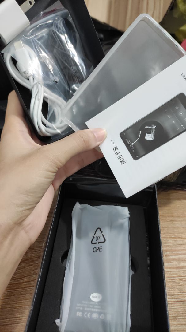 sản phẩm được đóng gói rất tốt, giao hàng rất nhanh, máy rất đẹp và phụ kiện đầy đủ, cảm ơn shop. Nhưng mặt sau của máy có 1 vết xướt nha shop ơi