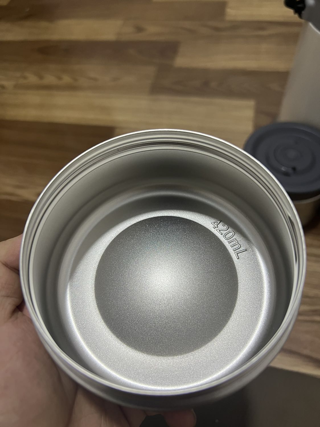 Hàng đến hộp còn mới, bên ngoài là kim loại chứ không phải nhựa như mình nghĩ. Hộp cơm bên trong bằng inox khi đổ đồ nóng thì sẽ không cầm và vặn hộp ra được, nắp hộp có nút thoát khí để không bị kẹt. Phần nĩa, muỗng đi kèm sau khi ăn xong có thể phải chạm tay vào phần bị dính thức ăn để tách 2 phần ra. Còn về phần giữ nhiệt 10/10, mình đổ nước vừa sôi gần đầy cho cả 3 hộp, sau 6 tiếng vẫn có thể nấu mì được, gần 24 tiếng sau chạm vào nước vẫn còn ấm (nếu đổ ít nước có thể sẽ không được như vậy), nhìn chung cũng đủ để giữ thức ăn đến trưa. Voucher tiki + momo chỉ còn hơn 400k, không mong đợi gì hơn.