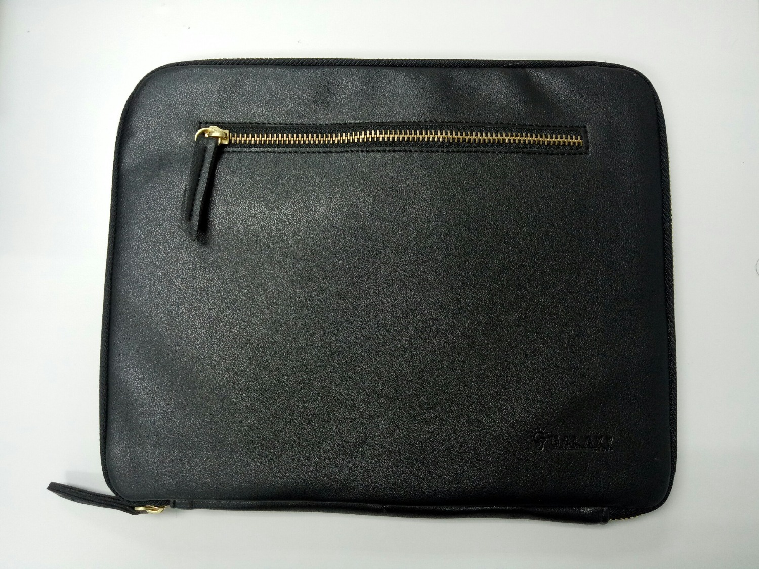 Chất liệu da tốt, dây kéo chắc chắn. Nhiều ngăn chứa được nhiều vật dụng. Kích thước vừa vặn, thiết kế sang trọng. Lần sau mình sẽ ủng hỗ shop