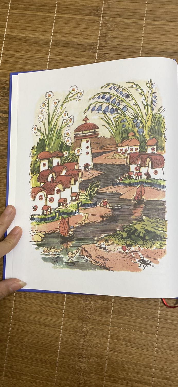 Bìa màu bóng đẹp. Bọc sách cẩn thận. Các góc đều vuông đẹp ko vết. Sản phẩm đẹp, đóng sách chắc chắn. Mình rất hài lòng. Dù màu sắc thì mình vẫn thích bản của nxb Cầu Vồng hơn nhưng mình vẫn ủng hộ sản phẩm nc nhà