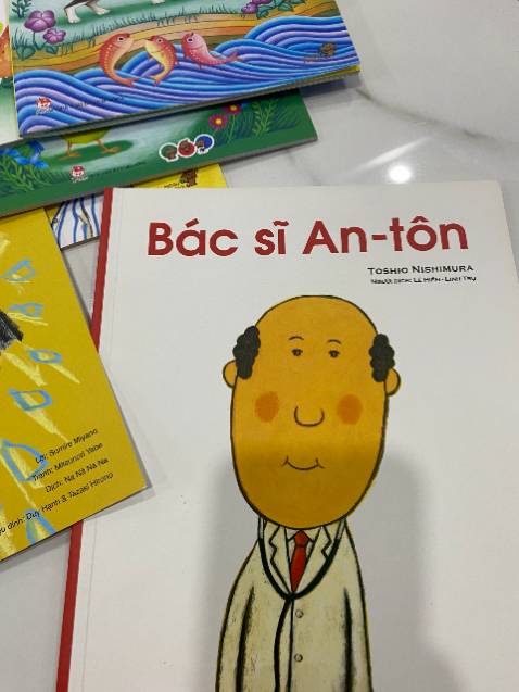 Chính ba mẹ đọc cùng con cũng thích cuốn sách này. Những hình ảnh minh họa đơn giản nhưng đầy màu sắc và câu chuyện rất dễ theo dõi. Các bạn nhóc sẽ dễ dàng đọc cuốn sách này