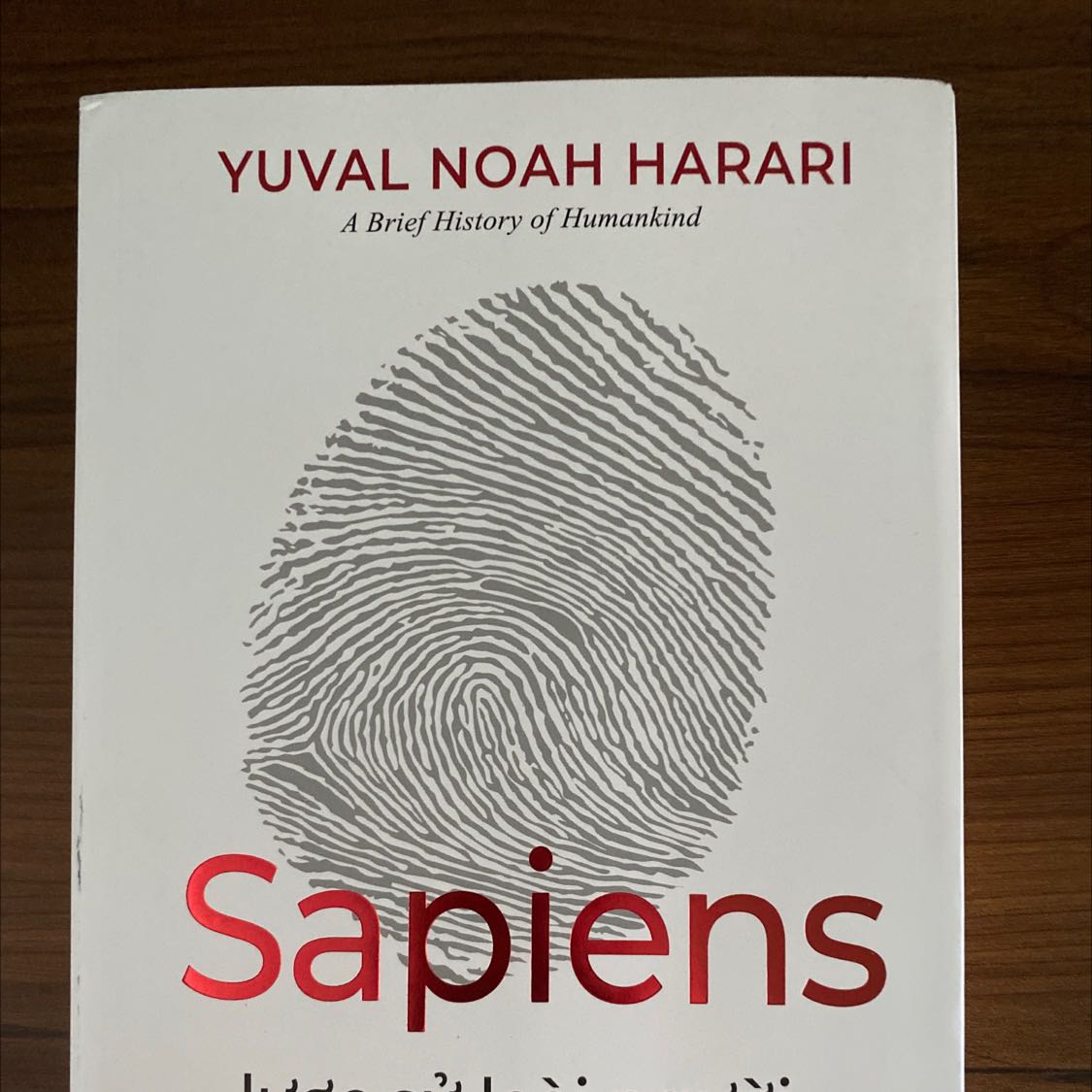 Sách mới, không bị trầy xước hay móp góc, đóng gói rất kỹ, có tặng kèm bookmark, nội dung khá hấp dẫn, đây là quyển sách nên đọc đầu tiên khi muốn tìm hiểu lịch sử loài người, trước đó tôi có đọc quyển Cội nguồn và Thế giới một thoáng này của Giáo sư David Christian có trích dẫn một số thông tin từ quyển sách này nên quyết định mua ngay.