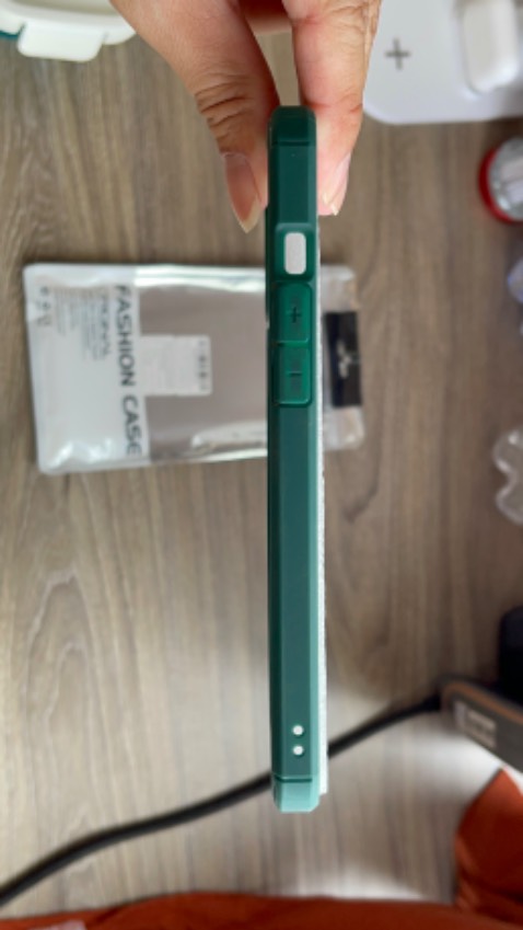 - Hàng đóng trong hộp giấy có bọc chống sốc cẩn thận, giao nhanh, đúng và đủ số lượng;
- Ốp lưng sản xuất 2023 tại Trung Quốc; 
- Giá mua 31/03/2024: 179.000/Cái.
- Ốp lưng gắn vào điện thoại trông chắc chắn và đẹp; độ bền thực tế cần phải chờ 1 thời gian sử dụng mới biết được, hy vọng ổn.
- Nhân viên giao nhận tiki lịch sự.